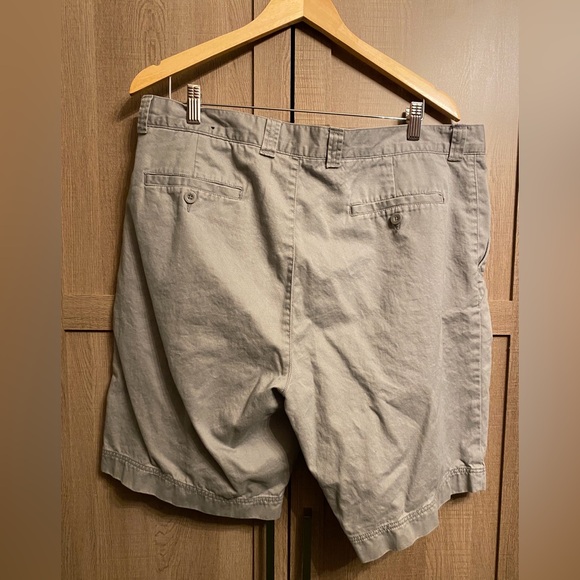 Britches Menβs Chino Shorts, Size 40 - Picture 2 of 3